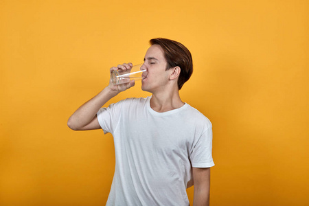 玻璃杯喝水图片