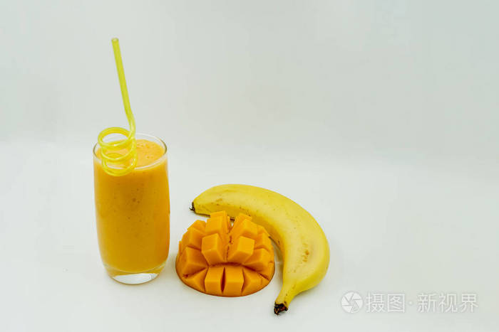 健康的自制奶昔或热带冰沙把新鲜或冷冻的香蕉和芒果混合加一些牛奶