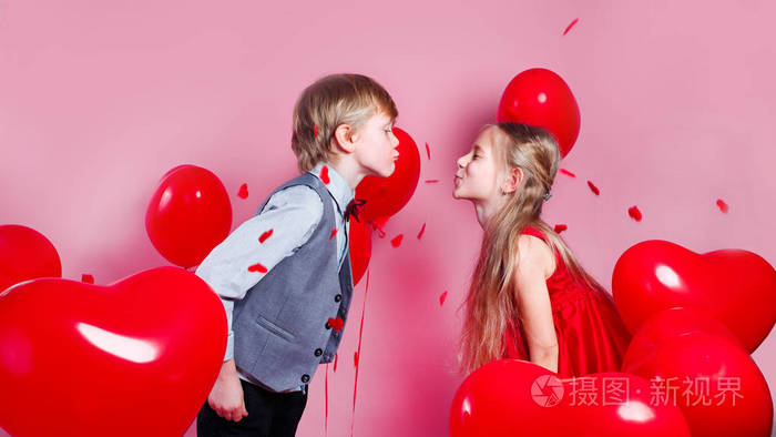 甜美的情人节与粉色背景下的孩子接吻