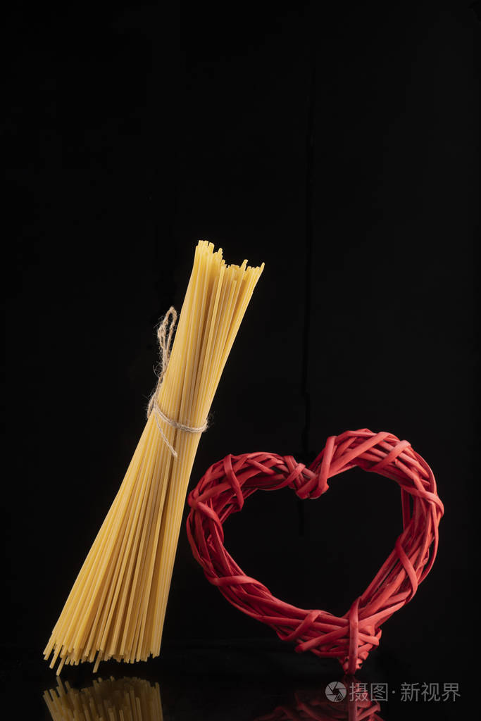 柳条红心和黑色背景的飞天意大利面