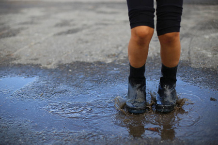 穿夹克的孩子图片