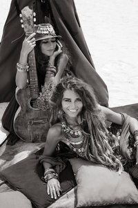 自由的 美女 潮人 吉他 女人 在一起 嬉皮士 珠宝 海滩