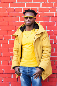 非洲裔美国男人时尚时尚。对比色黄红色