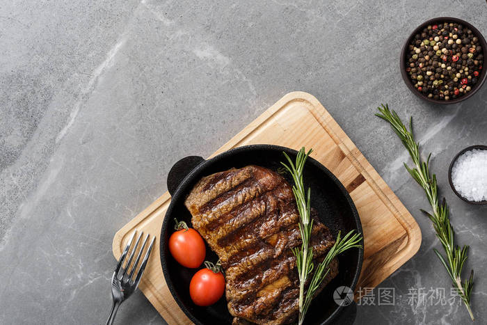 灰色大理石平底锅煎牛排俯视图