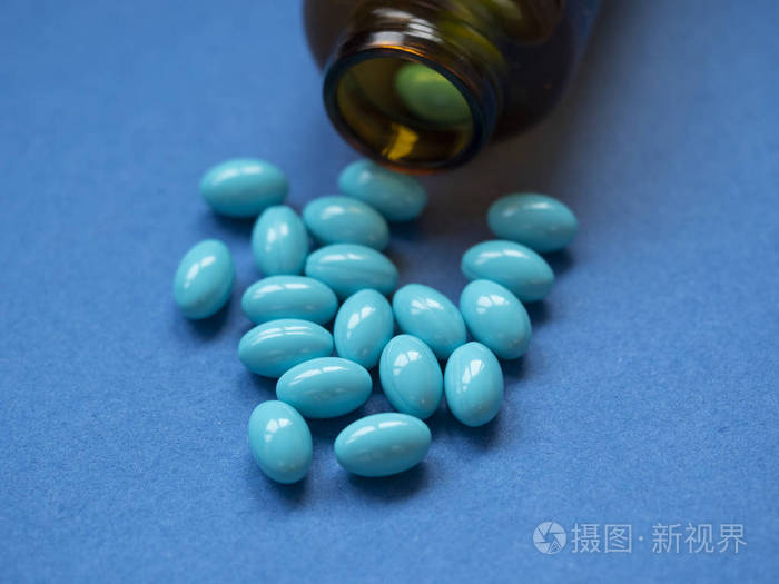 深蓝色背景的蓝色药丸
