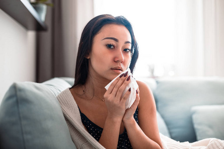 亚洲女孩感冒坐在家里的床上