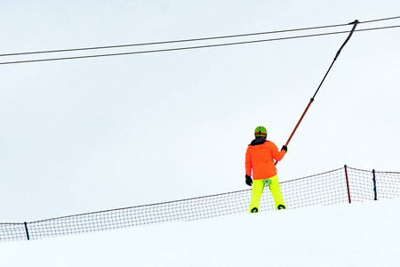 冬季运动，娱乐，冬季时间。爬山滑雪滑雪