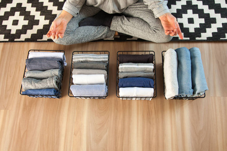 维护秩序垂直整理仓库.整齐折叠的衣服中性色照片