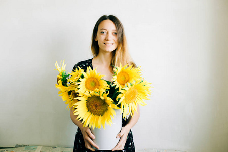 拿着向日葵图片