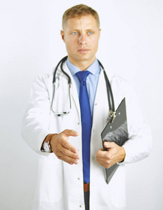 身穿白大褂手持听诊器的年轻医生伸出手来迎接