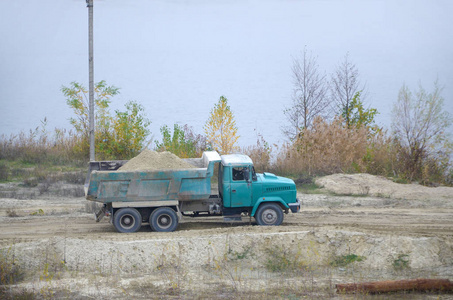 自卸卡车在采石场运输沙子和其他矿物。重工业