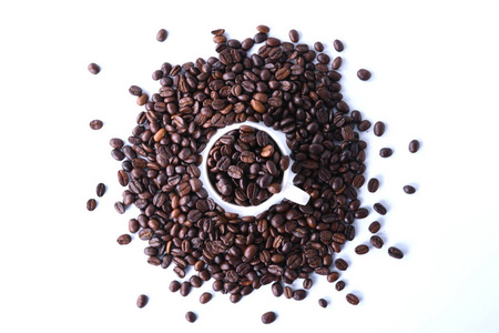咖啡豆和咖啡杯分离在白色背景上