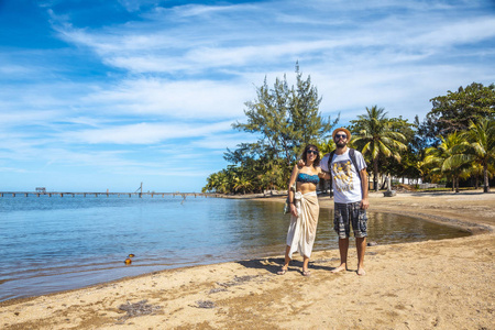 旅游业 海岸 海洋 假期 美丽的 夫妇 海滩 椰子 加勒比