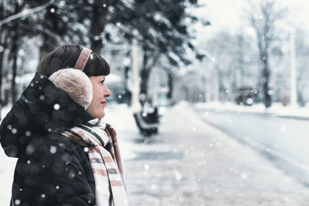 雪天里的女人肖像。冬天公园里的女孩。冬季女性肖像。