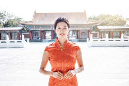 庙里穿着中国传统服饰的亚洲年轻女子
