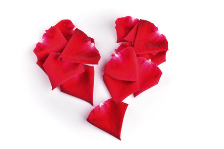 破碎的心花红色心碎的玫瑰花瓣孤立在白色的背景上