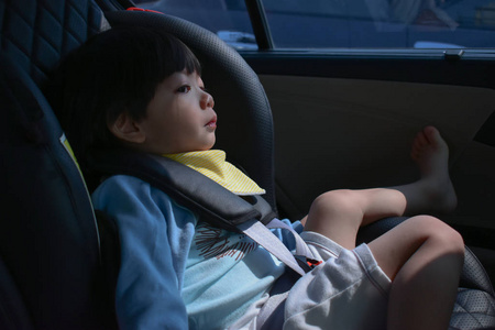 婴儿哭坐在汽车座椅上安全驾驶
