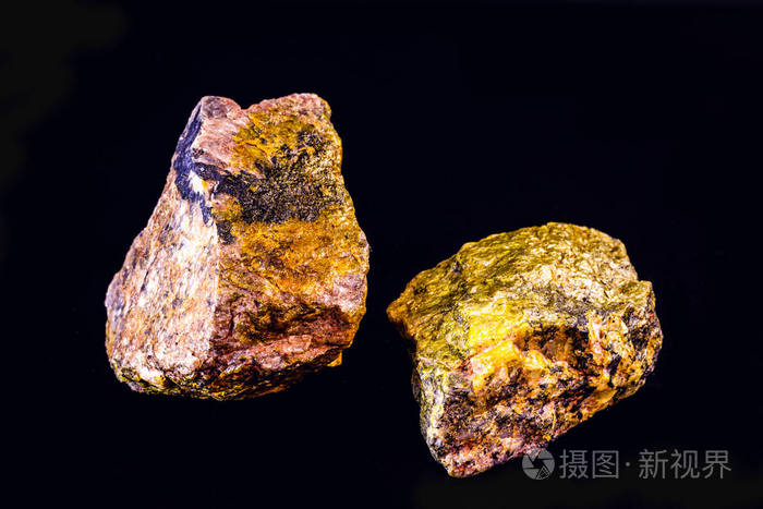 黑色背景下分离出的铀矿物高放射性危险矿石