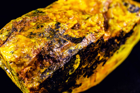 浓缩铀的生产.自然界中发现的铀矿石.黄色放射性石头.辐射风险.照片