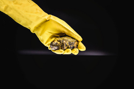 自然界中发现的铀矿石.黄色放射性石头.辐射风险.照片