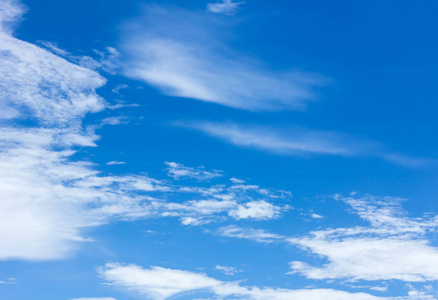 天空背景是广阔的白云.照片