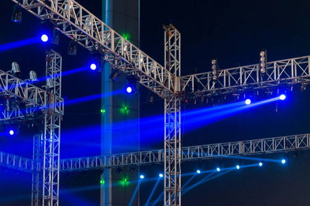 multiple spotlights on a theatre stage lighting rig 