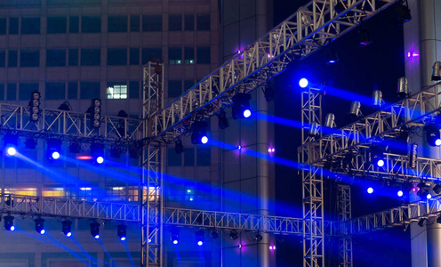 multiple spotlights on a theatre stage lighting rig 