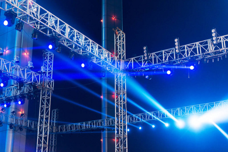 multiple spotlights on a theatre stage lighting rig 