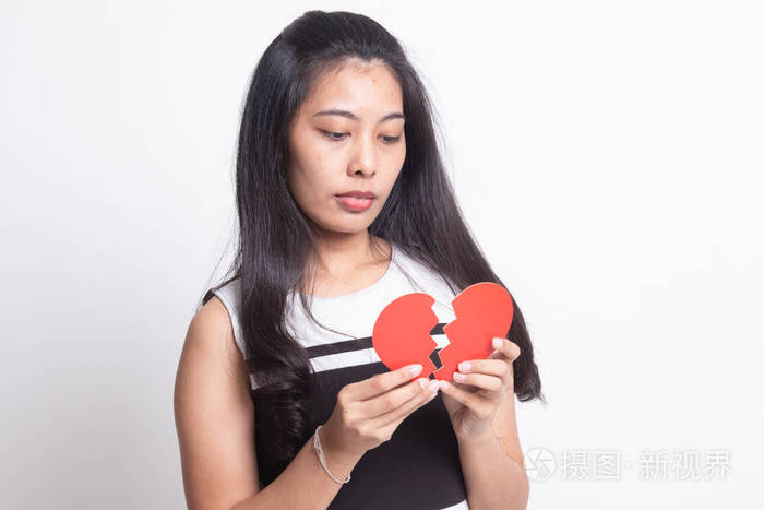 美丽的年轻的亚洲女人心碎了