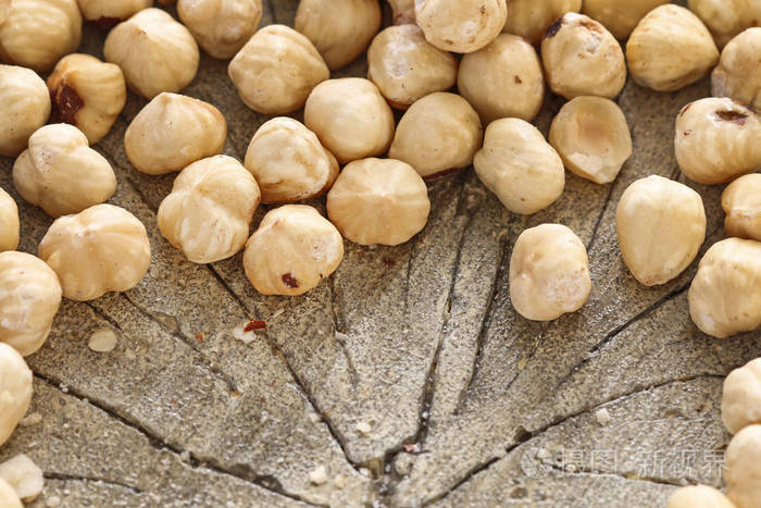 粗糙木质背景上的榛子