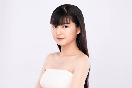 肖像美丽的年轻亚洲女性干净清新的概念。亚洲女孩美容美脸护肤保健，面部护理，完美肌肤，自然化妆，白底。