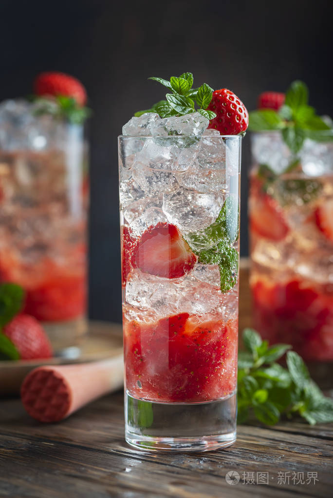 草莓莫吉托鸡尾酒