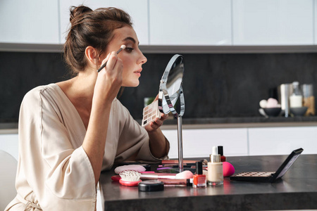 图为白人年轻美女在化妆照片