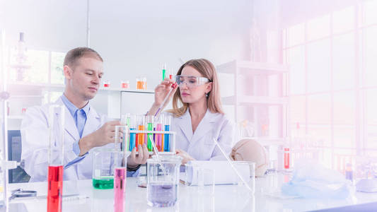 两位科学家在化学实验室工作和讨论