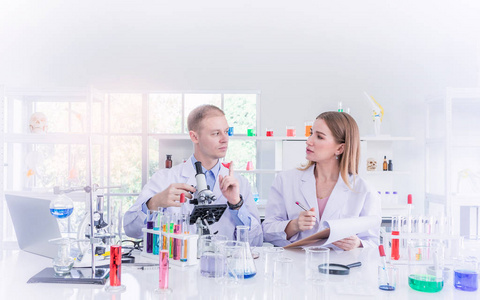 两位科学家在化学实验室工作和讨论
