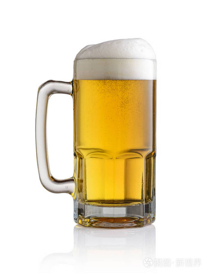 白底隔离啤酒杯