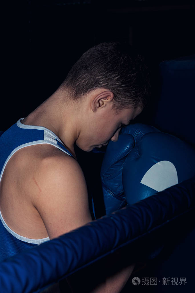 拳击场角落里的少年拳击手