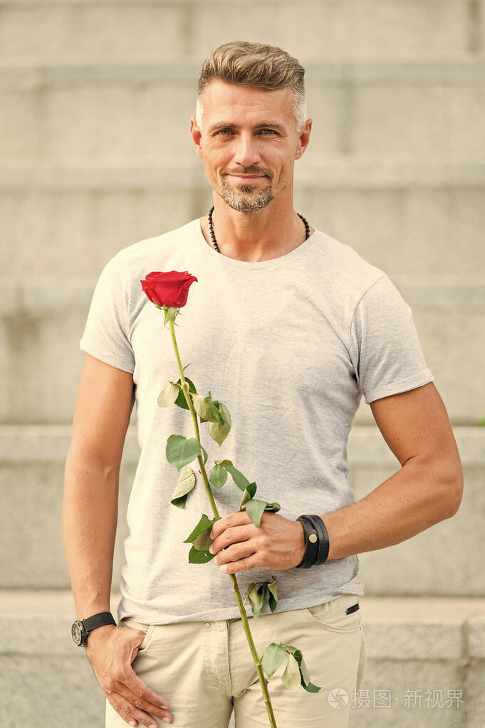 如何浪漫.浪漫绅士.男人成熟自信的男子气概和浪漫的天赋