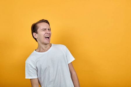 哭男抑郁障碍事自责悲伤照片