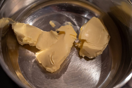 在热盘子里把黄油融化照片