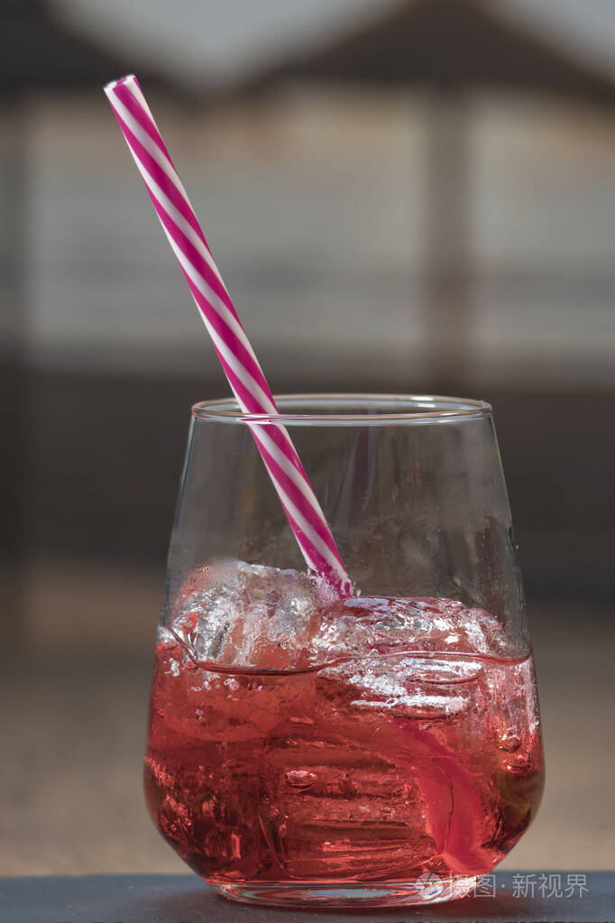 一个杯子的特写镜头里面有美味的红色饮料