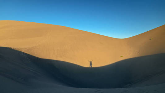 傍晚的沙丘上有人影图片