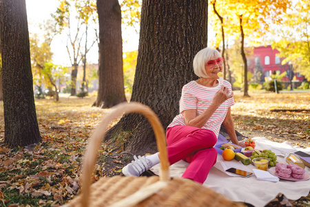 独自野餐的快乐女人图片