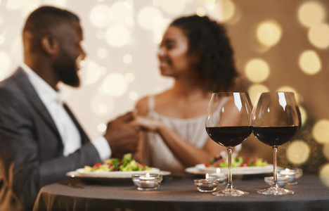 在餐厅里用蜡烛和葡萄酒浪漫约会