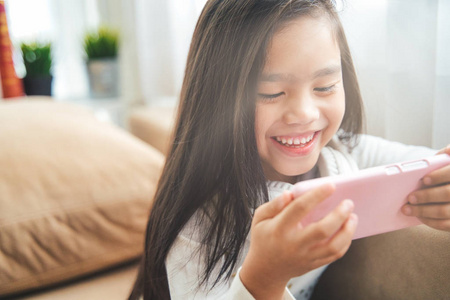 玩智能手机科技和社区的亚洲小女孩