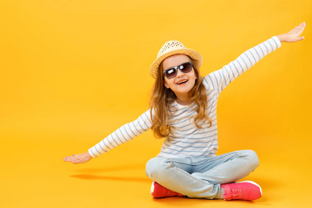 小女孩全身图片