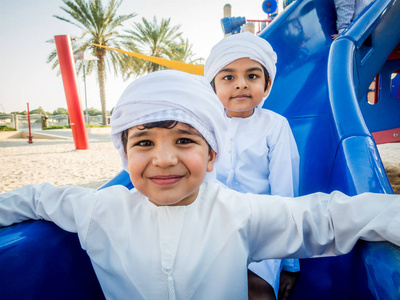 阿拉伯孩子在迪拜的公园里玩耍