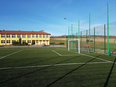 波兰卢布诺-2018年7月9日:乡村学校庭院中的露天体育场.