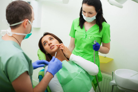 牙医正在牙科诊所给病人治疗牙齿