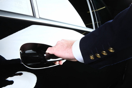 司机管家司机打开车门照片